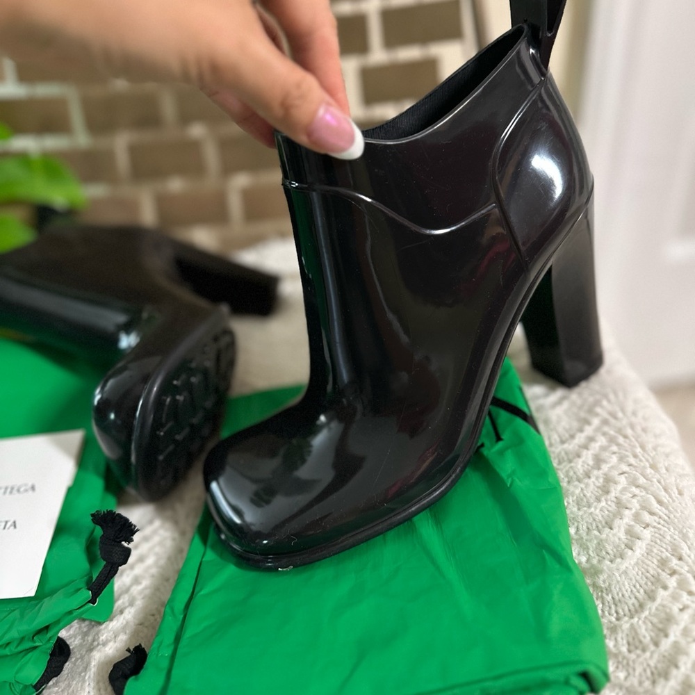 AUTHENTIC BOTTEGA VENETA
GLOSSY  FAUX LEATHER BOOTS